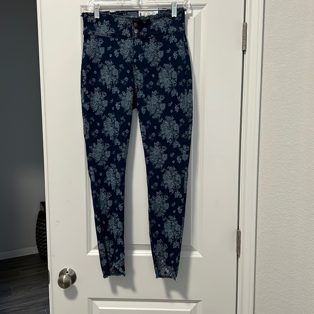 Leggings, Hue brand with mock 3 button waist and ankle detail
